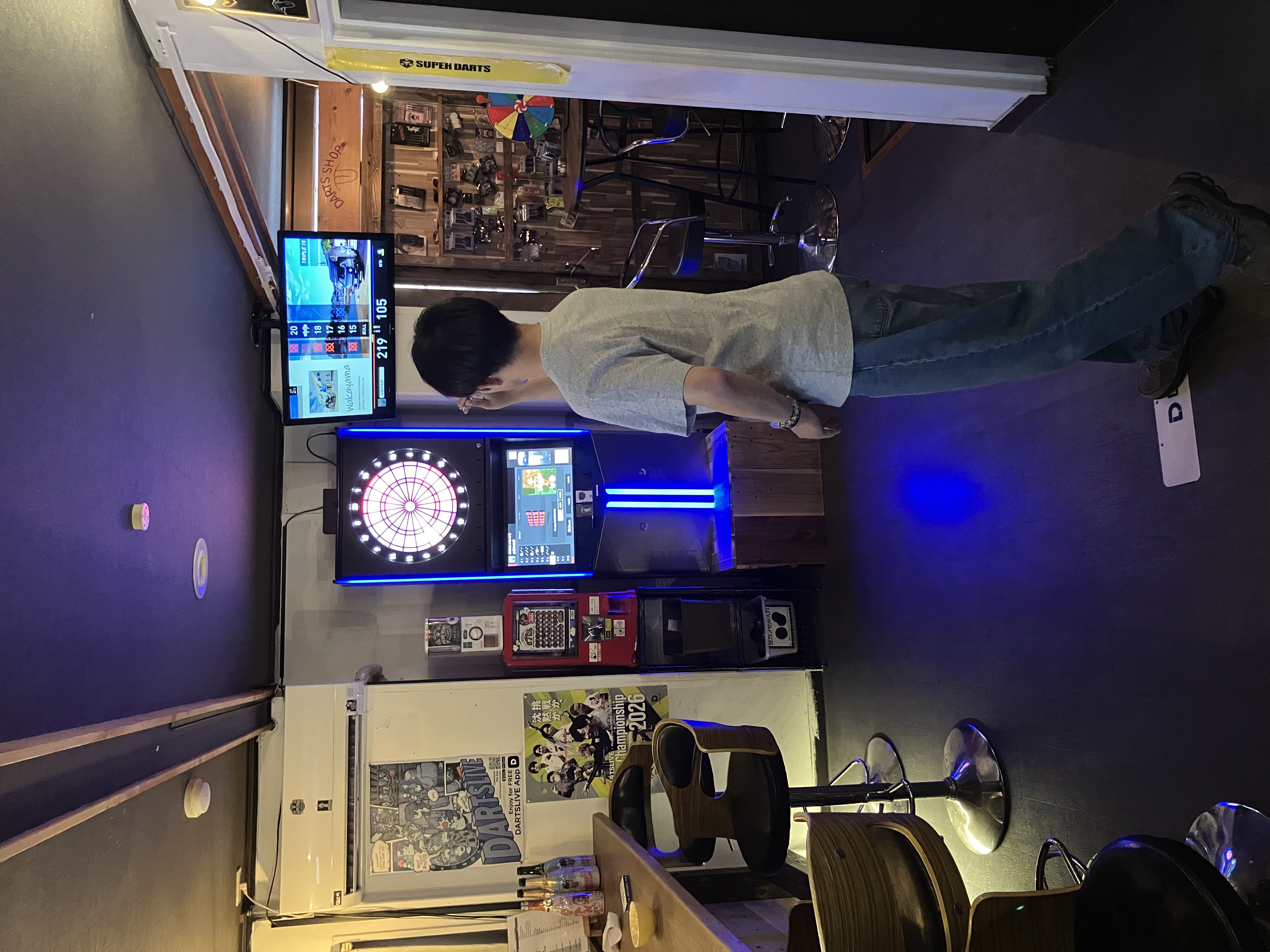 VERO VERO BARの店内。木のぬくもりを感じる空間