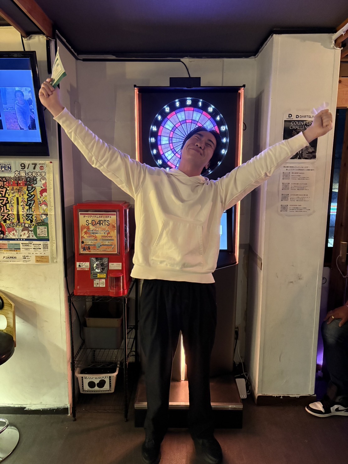 VERO VERO BARの店内。リラックスしてダーツを楽しめる空間